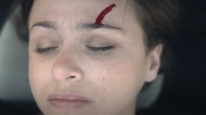 Человек после автомобильной аварии, в которой машина перевернулась. Верим.