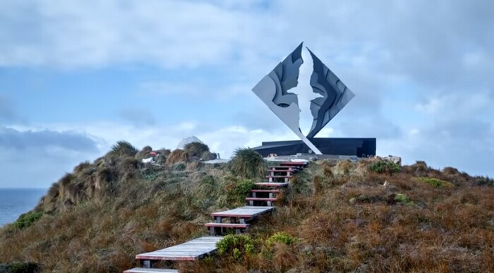 Памятник в виде альбатроса установлен в память моряков, погибших при попытках обогнуть мыс Горн.