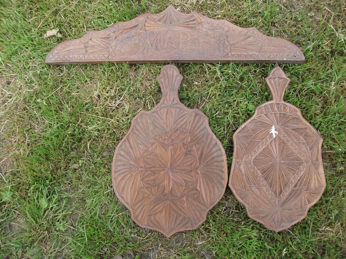 две разделочные доски на основании