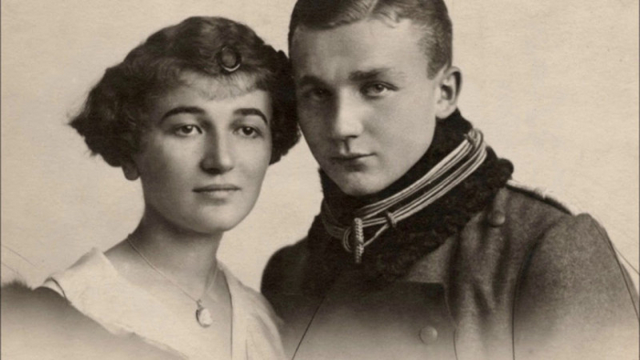 Юный Хенрих Добжаньский в форме кавалерии легионов Пилсудского с сестрой, 1917 г.