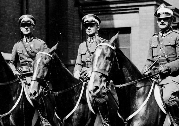 Майор Хенрик Добжаньский (в середине) среди других польских офицеров на конноспортивных соревнованиях в Лондоне, 1925.