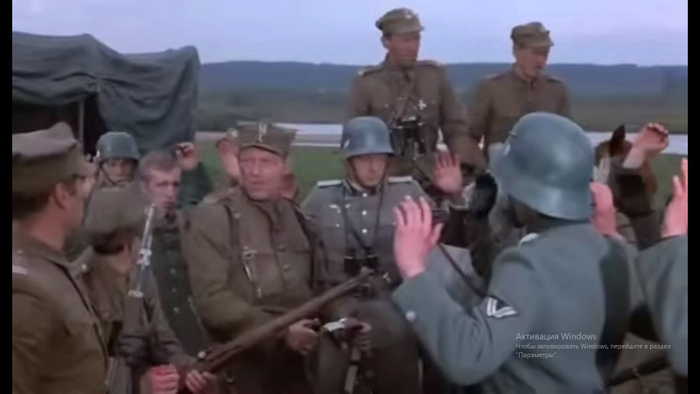 Уланы майора Добжаньского берут в плен немецких вояк. Кадр из польского худ. фильма "Майор Хубаль" (1973)