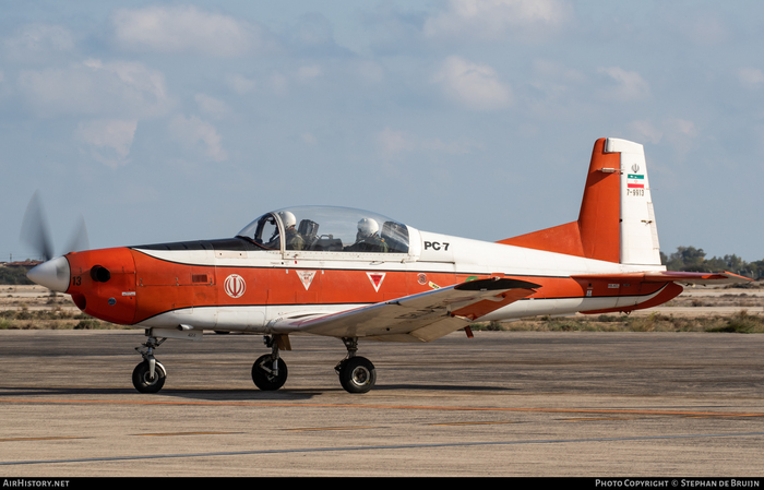 Пилоты регулярных военно-воздушных сил проходят базовую лётную подготовку на самолётах Pilatus PC‑7 швейцарского производства. Во времена шаха Иран заказал до 80 самолётов PC‑7, но из-за санкций США против страны было поставлено только 35.