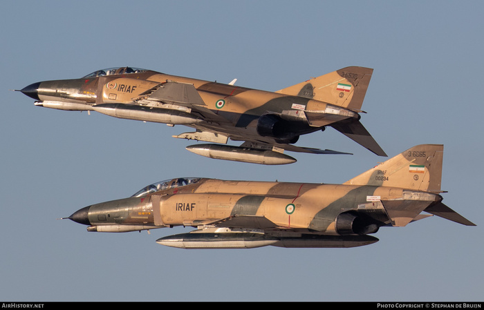 Иранские «Фантомы» пролетают над толпой в Кише. Эти самолёты 91-й тактической истребительной эскадрильи базируются на 9-й тактической истребительной базе, также известной как международный аэропорт Бандар-Аббас.