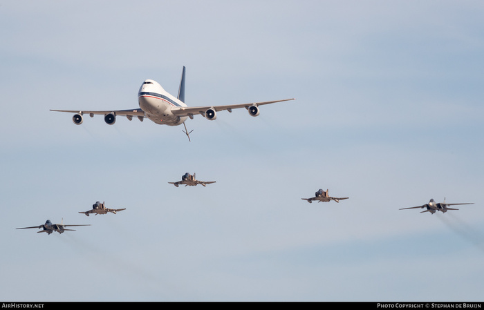 Уникальное зрелище. Один из танкеров Boeing 747 ВВС Ирана, и группа истребителей F‑4 и F‑14!