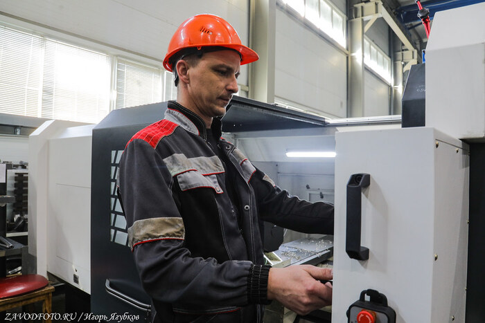 Из серии «Именно они делают Россию великой» - снято мной на заводе ООО «Инженерные технологии» (Оренбург)