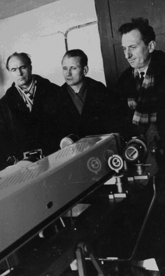 В лаборатории инфракрасных излучений, Директор СФТИ Кривов Михаил Алексеевич, зав. лабораторией ИИ Зуев Владимир Евсеевич, академик Прохоров Александр Михайлович / <a href="https://pikabu.ru/story/prazdnik_nauki_100_let_so_dnya_rozhdeniya_fizika_vladimira_zueva_izuchavshego_atmosferu_zemli_yekologiyu_i_ne_tolko_12312996?u=https%3A%2F%2Fwiki.tsu.ru%2Fwiki%2Findex.php%2F%25D0%2597%25D1%2583%25D0%25B5%25D0%25B2%2C_%25D0%2592%25D0%25BB%25D0%25B0%25D0%25B4%25D0%25B8%25D0%25BC%25D0%25B8%25D1%2580_%25D0%2595%25D0%25B2%25D1%2581%25D0%25B5%25D0%25B5%25D0%25B2%25D0%25B8%25D1%2587&t=%D0%9C%D1%83%D0%B7%D0%B5%D0%B9%20%D0%B8%D1%81%D1%82%D0%BE%D1%80%D0%B8%D0%B8%20%D0%A2%D0%93%D0%A3&h=7695e09d8526c190f0dc02ebb9d9c25cdd82020d" title="https://wiki.tsu.ru/wiki/index.php/%D0%97%D1%83%D0%B5%D0%B2,_%D0%92%D0%BB%D0%B0%D0%B4%D0%B8%D0%BC%D0..." target="_blank" rel="nofollow noopener">Музей истории ТГУ</a>