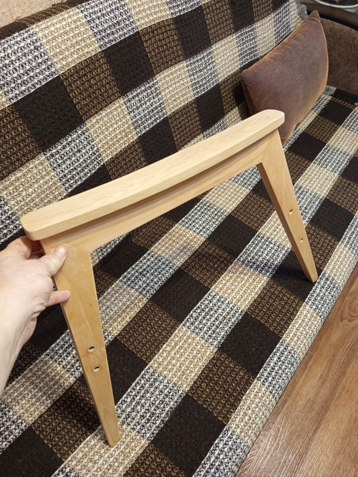 Ножки и скелет кресла вышкурен от лака и подготовлен к обработке маслом и воском