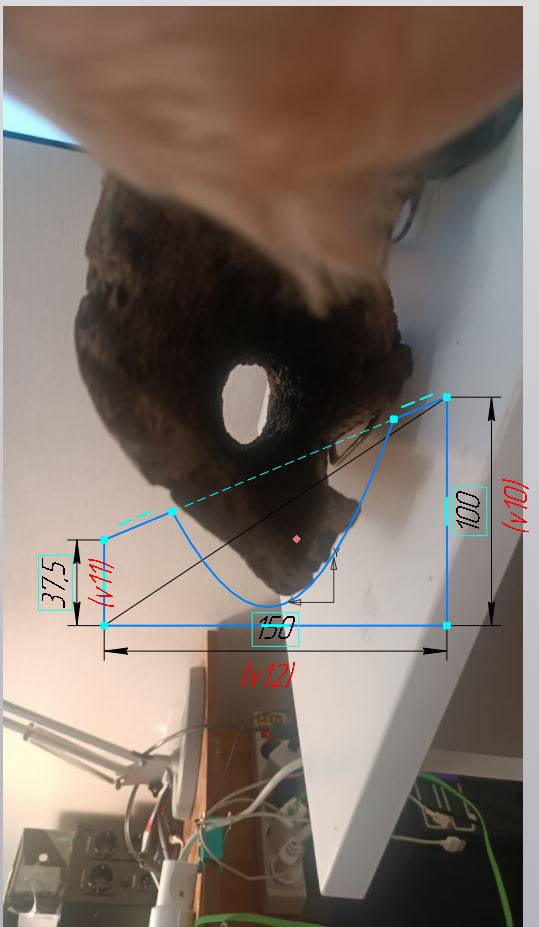 Вверху голова ребенка. Без ребенка никак, ему тоже интересно.