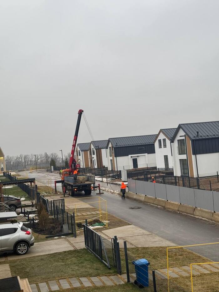 Зачем-то убирают строительный забор. Похоже дома сданы, как так то??