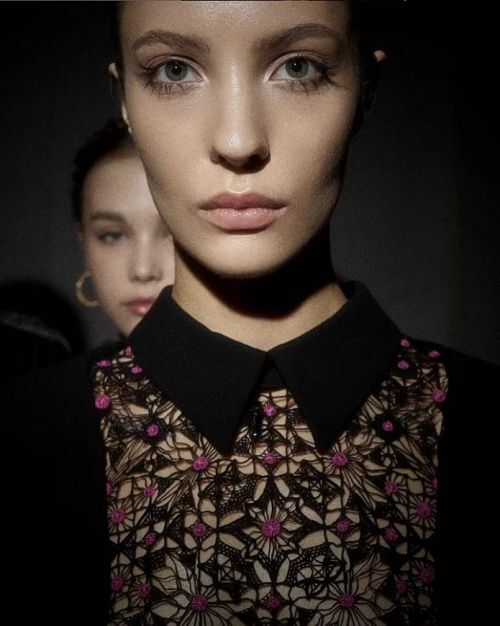 Бренд «Крестецкая Строчка». Данный бренд вводит элементы крестецкой вышивки в современный дизайн одежды.