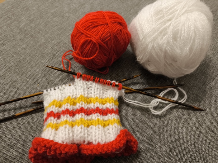 Переход от манжеты к паголенку - 10 петель красной нитью