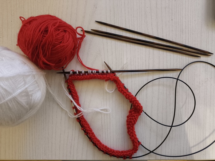 Петли с круговых спиц провязываем на чулочные спицы белой нитью
