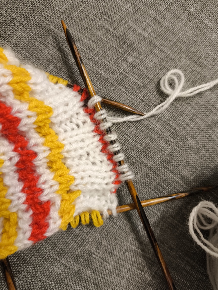 Белый цвет уступает беговую дорожку красному, теперь он побежит по спирали до очередной смены цвета (на жёлтый)