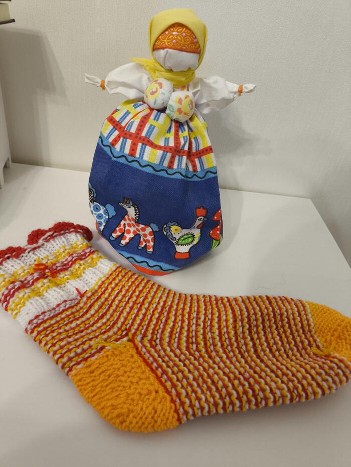 Вот так носок выглядит с изнанки по той стороне, где при обычном вязании в полоску были бы "ступеньки" и протяжки между рядами. Кончики нитей можно и поаккуратнее заделать, чем тут у меня!