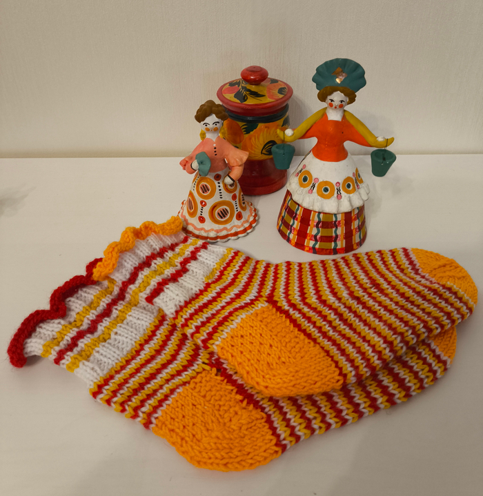 Дымковские глиняные игрушки "Барыня водоноска" и "Барыня с веером" подарили носкам яркую цветовую гамму (желтый, белый, красный, оранжевый цвета)