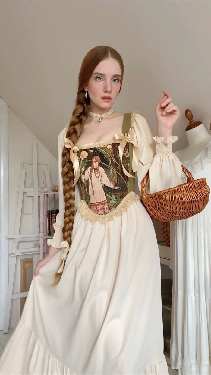 Данный блогер уже был на Пикабу, но вот автор бренда (бренда как такого нет, просто имя рукодельницы), что выпускает корсеты с изображениями великих русских художников, не было: @nkremneva 