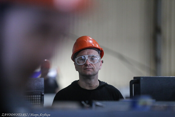 Из серии «Именно они делают Россию великой» - снято мной на заводе ООО «Инженерные технологии» (Оренбург)