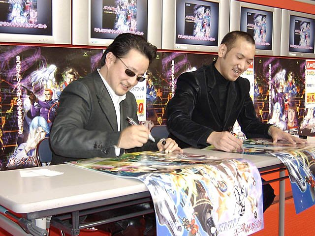 Кодзи Окада (слева) и Кадзума Канэко (справа) раздают автографы на презентации SMT Nine