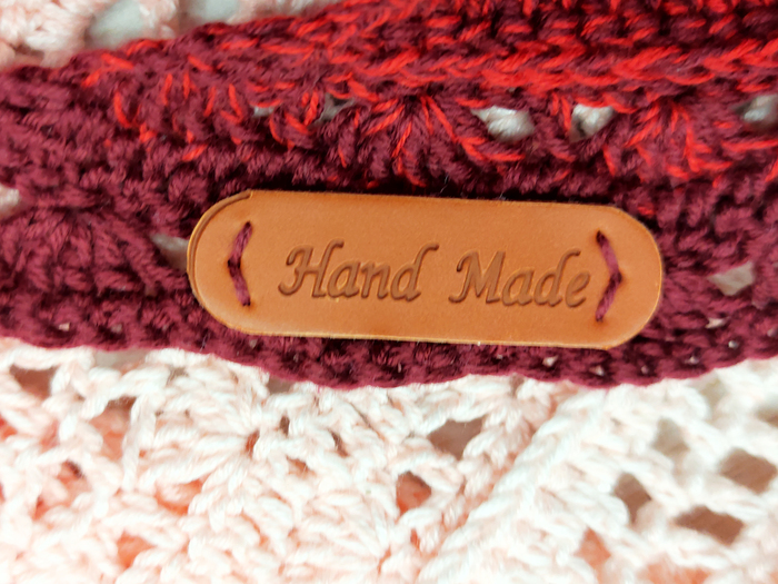 На каждую шаль пришиваю бирку Hendmade/Ручная работа