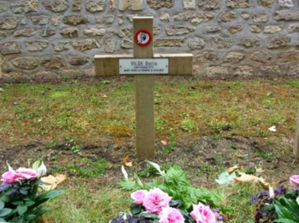 Очень скромная могила русского героя французского Сопротивления Бориса Вильде на кладбище в Иври-сюр-Сен.