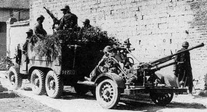 Французское 25-мм зенитное орудие на автомобильной тяге. На таких воевал в 1940 г. Борис Вильде.