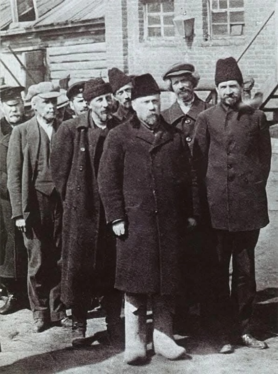 фото с его ареста красноармейцами в Омске – бугага, другой не нашёл