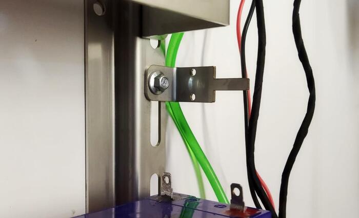 Устанавливаем на монтажную рейку кронштейн предохранителя (арт INGF КП 1224-2-01) автономного отопителя