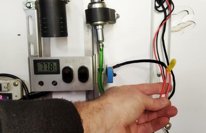  Заизолировал провода на предохранитель перед входом в кабель канал