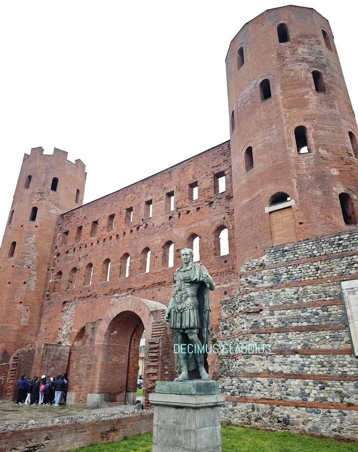 Porta Romana in Turin, 1st century AD and a statue of Caesar from the Mussolini era - Ancient Rome, The Roman Empire, Archeology, Architecture, Turin, Italy