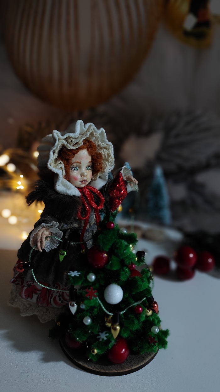 Увлеклась я тут в декабре ватными игрушками. Да так сильно, что уже весна на носу, а я не могу остановиться их делать. Кукла - малышка, 9,5 см из ваты, ткани, кружев. Лицо из воздушного пластелина расписано вручную.