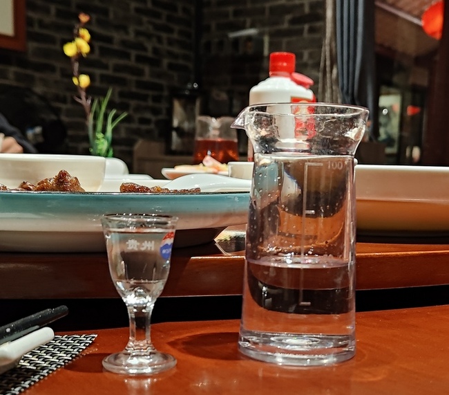 Рюмка - слева. Графинчик для разлива - справа. Главное не перепутать :)