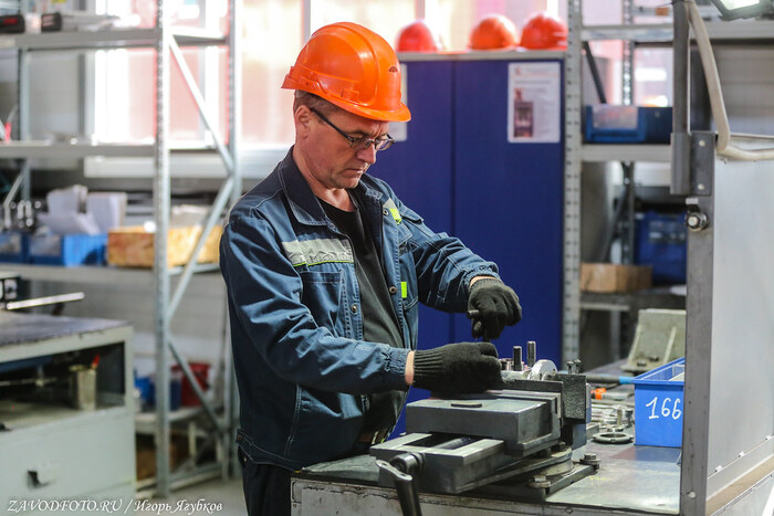 Из серии «Именно они делают Россию великой» - снято мной на заводе ООО «Инженерные технологии» (Оренбург)