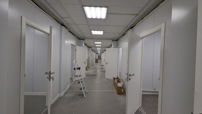 Строящаяся база для мигрантов изнутри