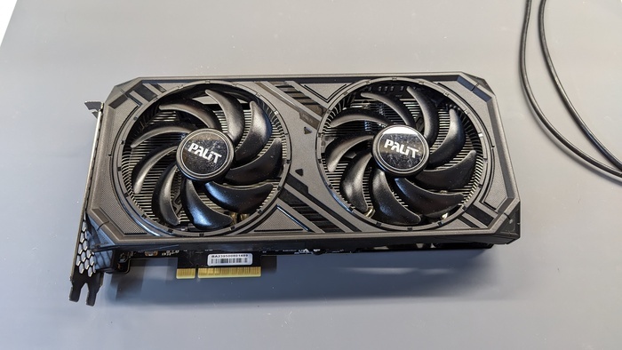 Да, это заводское исполнение платы в районе слота PCI-e. У карты всего 8 линий на слот