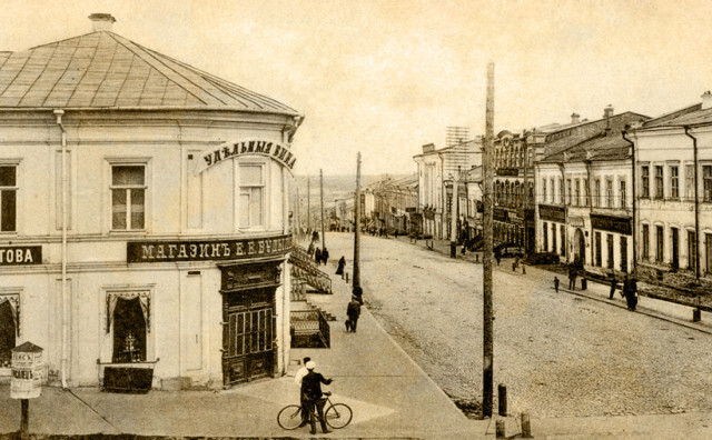 вид Соборной площади с верхней части улицы Московской