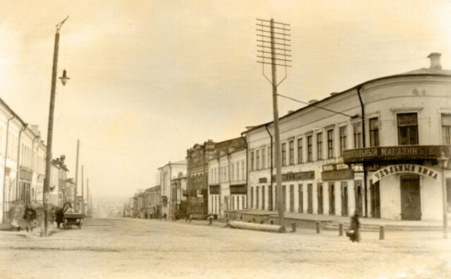 Второе здание справа построили в 1786 году купцы Михаил и Илья Степановичи Любовцевы получили разрешение построить здесь каменный с двумя лавками дом. В 1843 году дом выкупила жена А.О. Барсукова, имевшего магазин в нижнем квартале