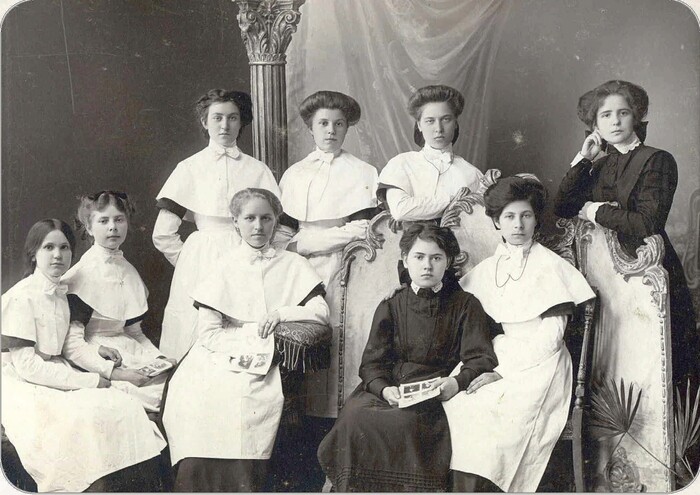 Ученицы епархиальной женской школы