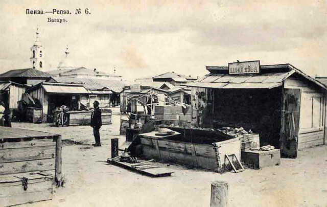 Рынок и Петропавловская церковь