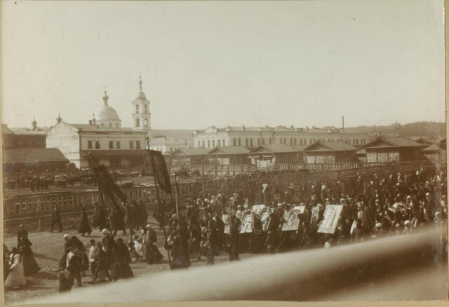 Крестный ход на улице Предтеченской (ныне - Бакунина)