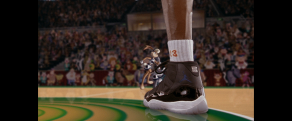 ...Правда непосредственно играет с пришельцами Джордан в других кроссовках. Зато логотип в фокусе. И затем пришелец произносит "Cool shoes". 