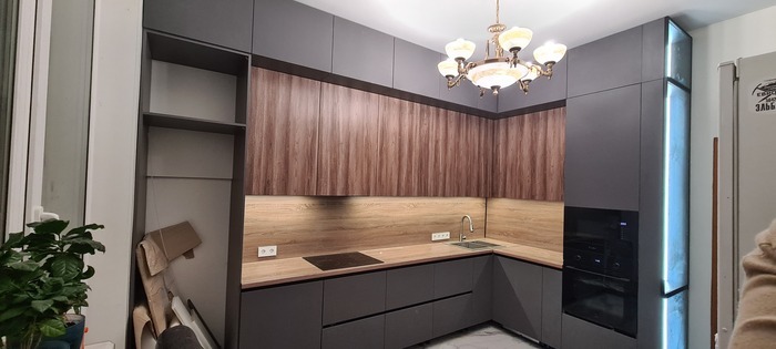 Сделанная кухня у маленького ИП из Сергиева Посада (на фото не успел купить холодос, сломал ногу). На следующий день все доделали.