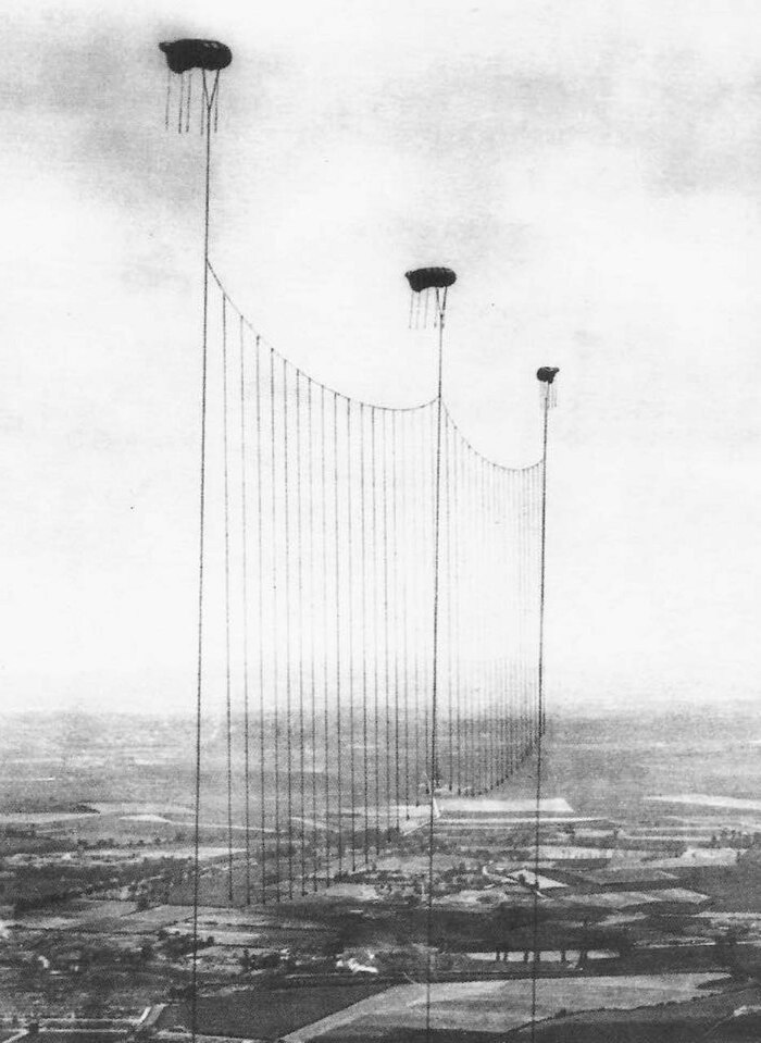 Экспериментальные воздушные заграждения над Лондоном от немецких бомбардировщиков, 1940 год