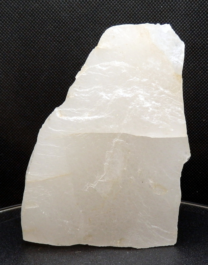 Молочно-белый кварц из ядра пегматитовой жилы. Карелия. Из собрания автора