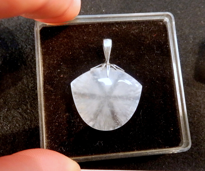 Секториальное расположение газово-жидких включений в изделии, изготовленном из поперечного среза кристалла кварца. Ювелирно-минералогическая выставка "Мир Камня". Фото автора