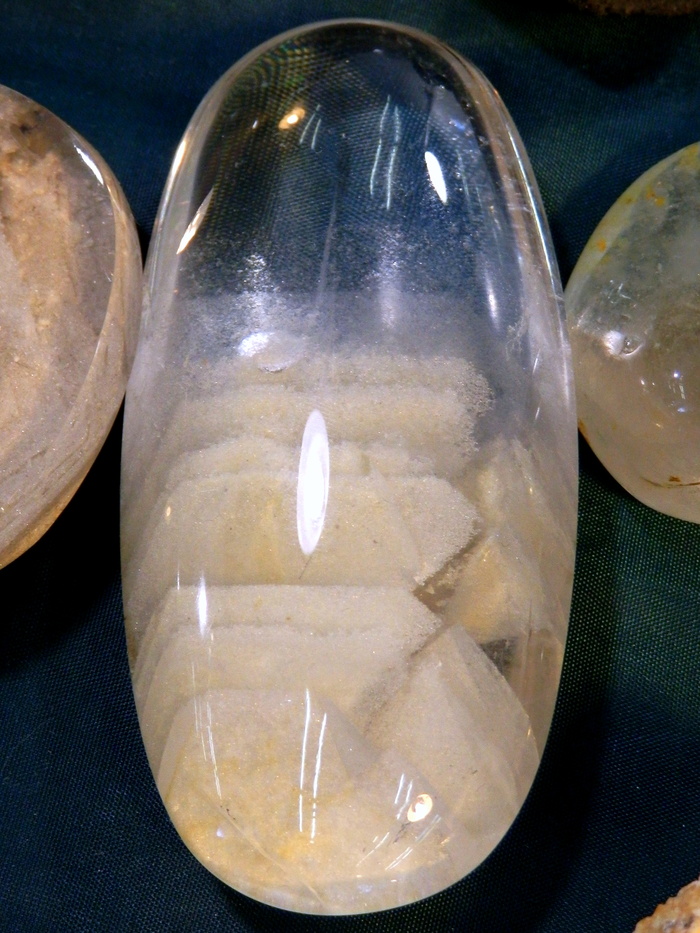 Фантомы в кварце образованные газово-жидкими включениями. Ювелирно-минералогическая выставка "Мир Камня". Фото автора