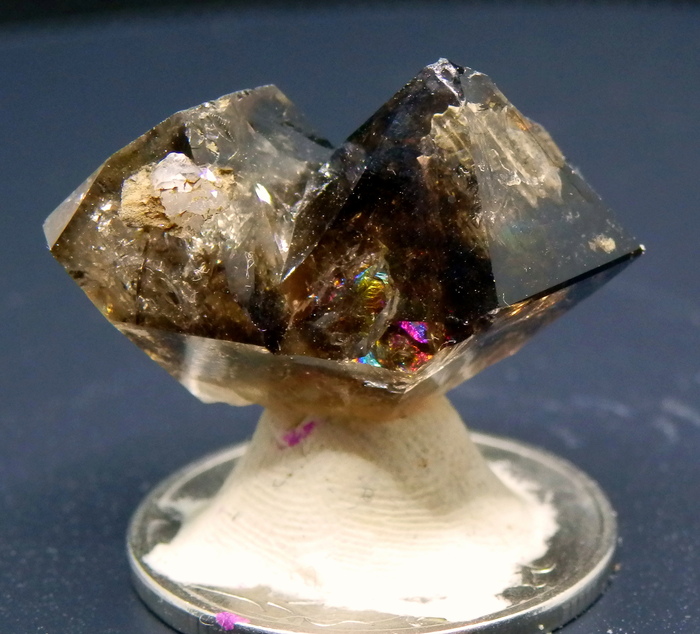 Двухголовые кристаллы кварца с включениями битумов. Башкирия, хребет Алатау. Из собрания автора