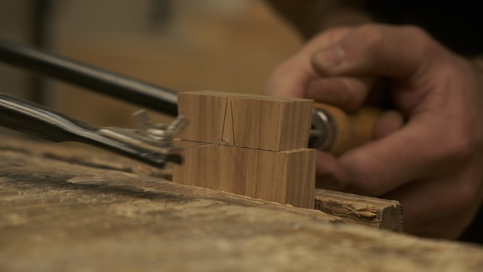 Черновое удаление лишнего материала между шипами делаю при помощи лобзика.