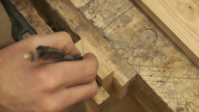 Карандашом дублирую разметку, на торце она видна намного хуже.