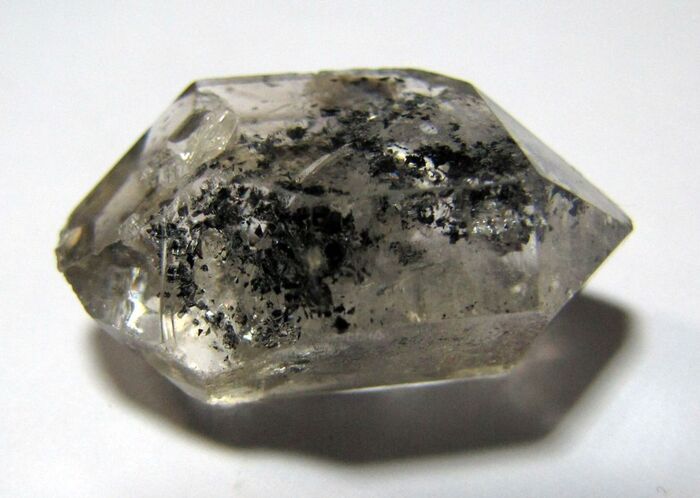 Кристалл кварца "херкимерский диамант" с включением твердых углеводородов - антраксолита. Округ Херкимер, шт.Нью-Йорк, США. 3,5х2 см. Образец: Минер. музей МГРИ-РГГРУ (Р-1084. Дар: А. Евсеев, 2011.10) . Фото: © А. Евсеев, источник: <!--noindex--><a href="https://pikabu.ru/story/raduga_kvartsa_post_7_iz_serii_ego_velichestvo_kvarts_chast_3_belyiyseryiychernyiykorichnevyiy_12325703?u=https%3A%2F%2Fgeo.web.ru%2Fdruza&t=https%3A%2F%2Fgeo.web.ru%2Fdruza&h=a59578b6446470ec197d5e6be1abfeaf66b8ea3e" title="https://geo.web.ru/druza" target="_blank" rel="nofollow noopener">https://geo.web.ru/druza</a><!--/noindex-->